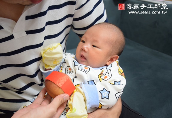 洋洋(新北中和區到府嬰兒寶寶滿月剃頭理髮、免費到府嬰兒剃胎毛儀式吉祥話)。到府剃頭剃胎毛主持、專業拍照、DVD光碟、證書。★購買「臍帶章、肚臍章、胎毛筆刷印章」贈送：剃頭、收涎、抓周，三選一。2015.10.31 照片10